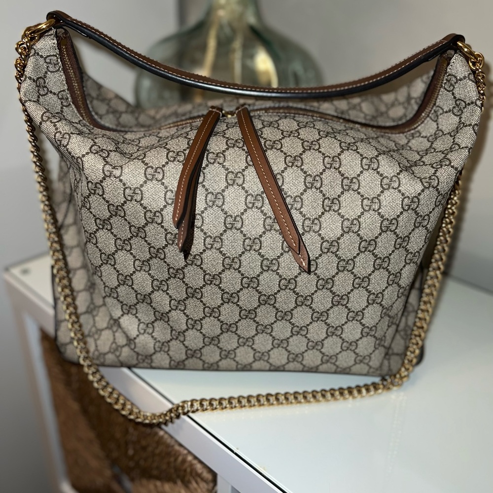 GUCCI AUTHENTIC Supreme Canvas Hobo Bag w/chain.
